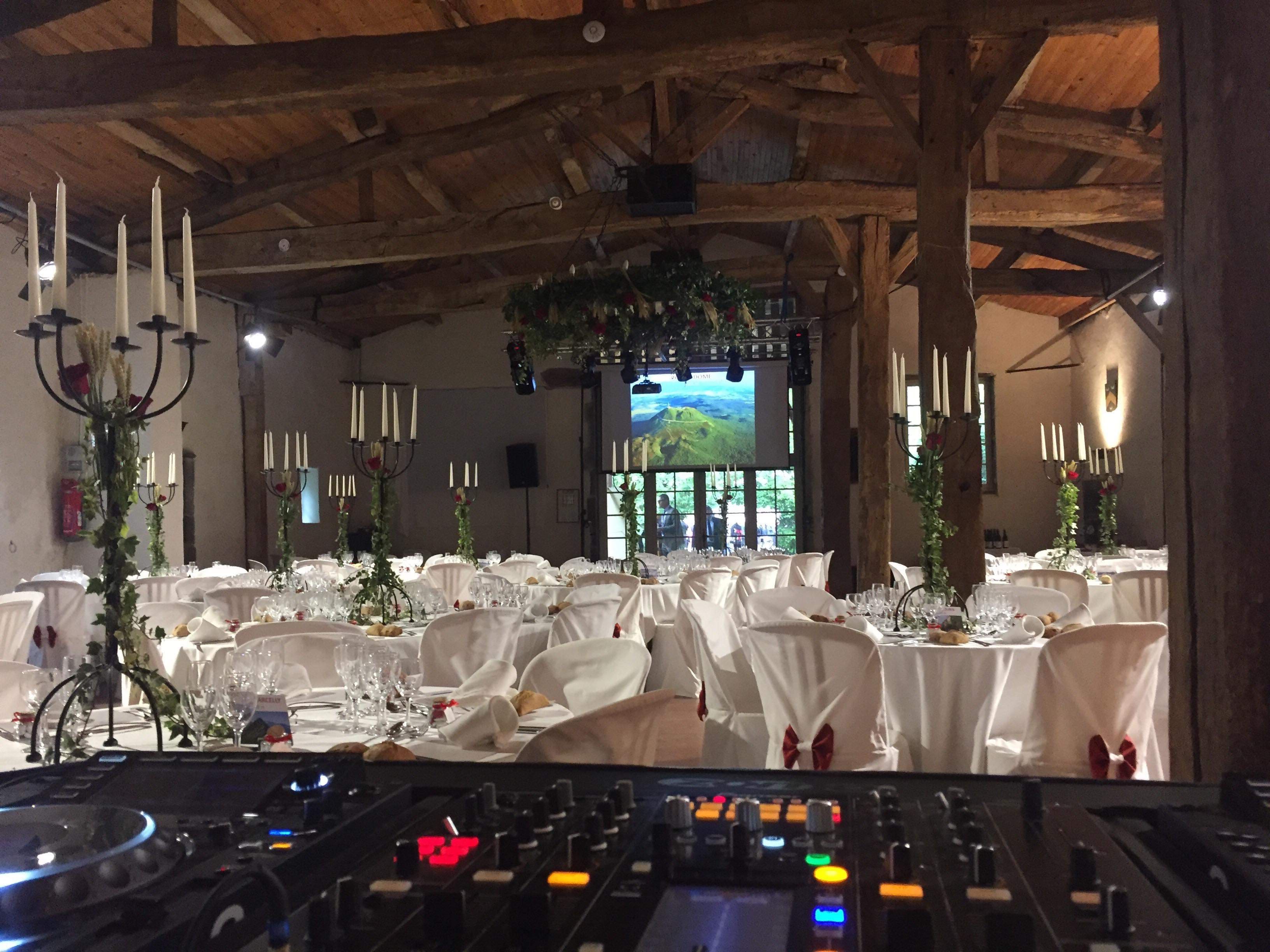 Photo d'un DJ/Artiste et piste de danse au château de davayat
