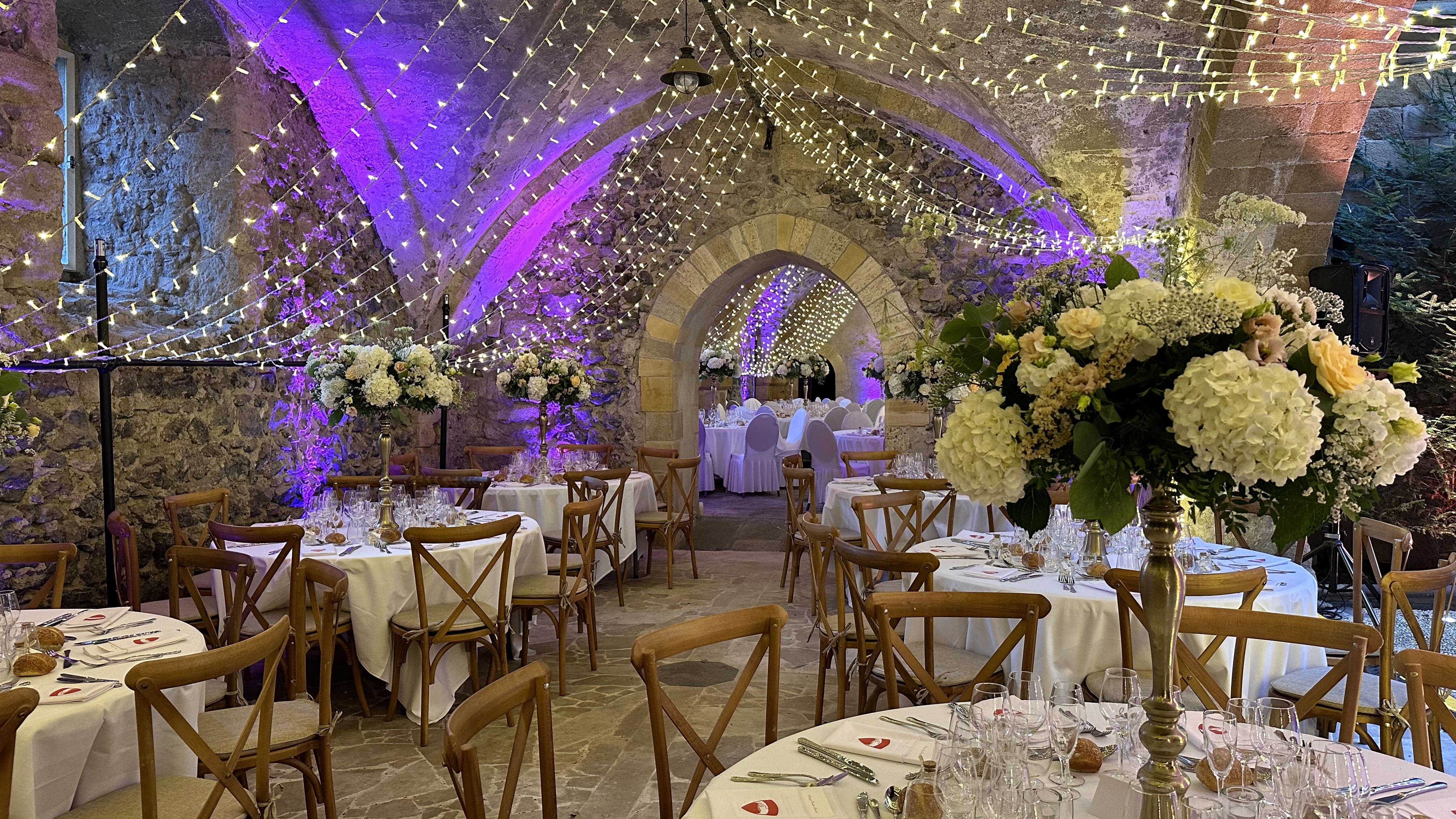 Photo d'une guirlande au plafond au chateau de murol saint amant