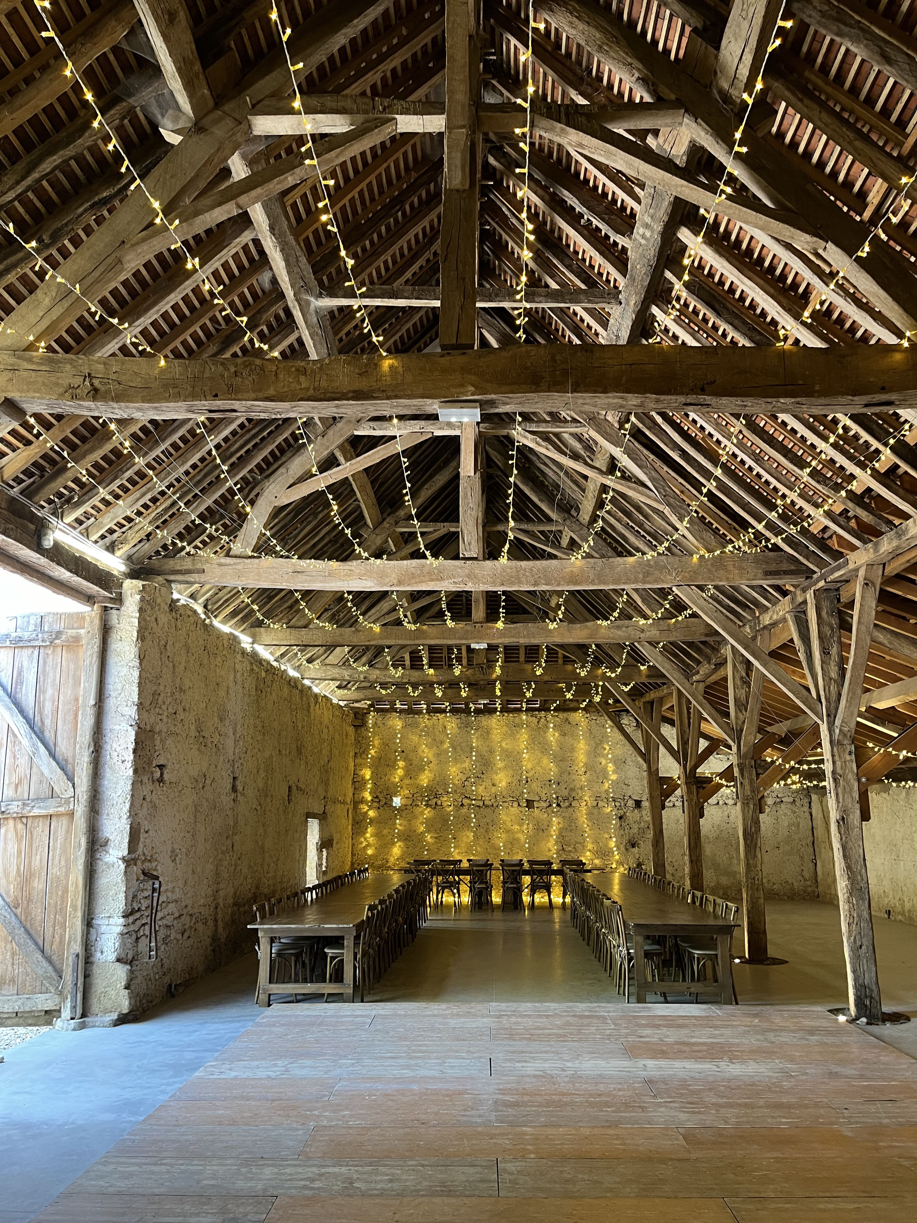 Photo d'une guirlande au plafond du château de la rivière