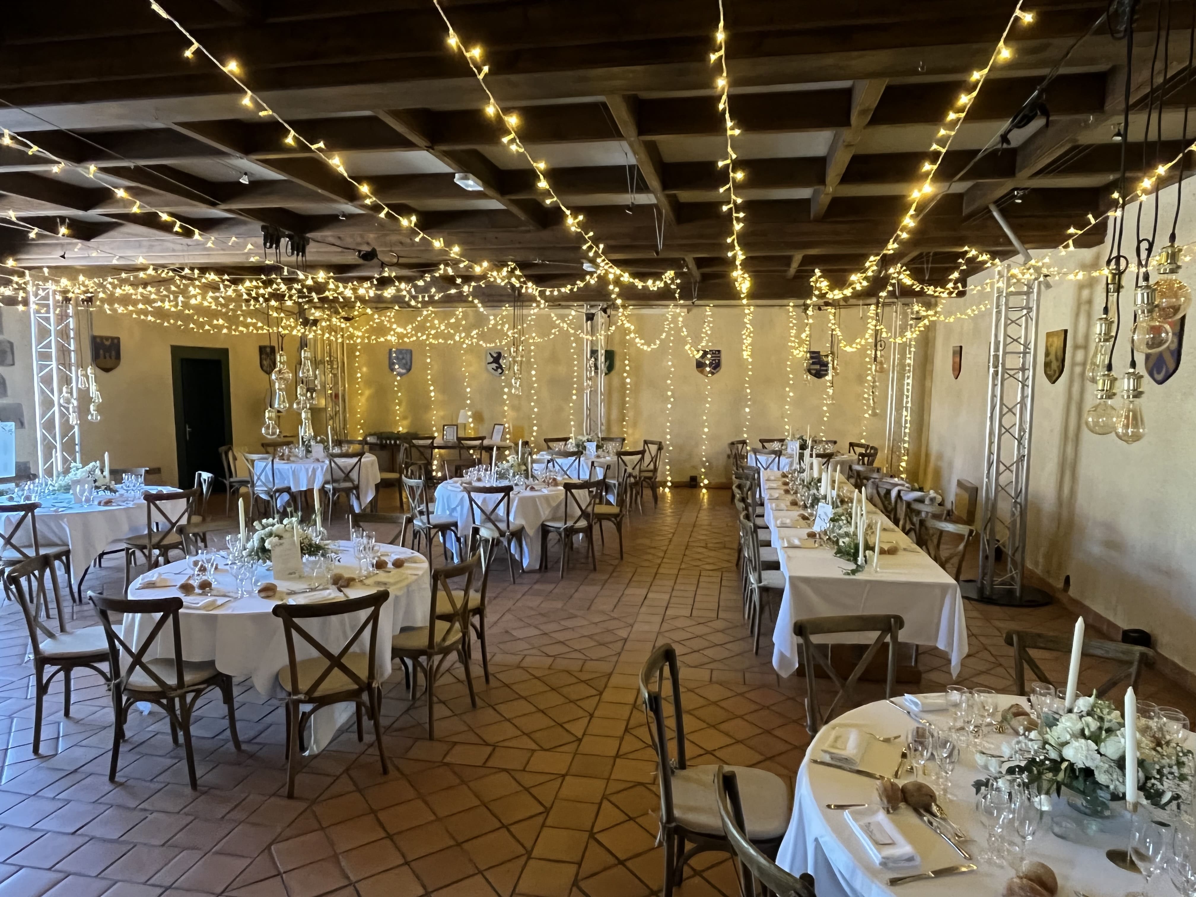 Photo d'une guirlande au plafond au domaine de feligonde