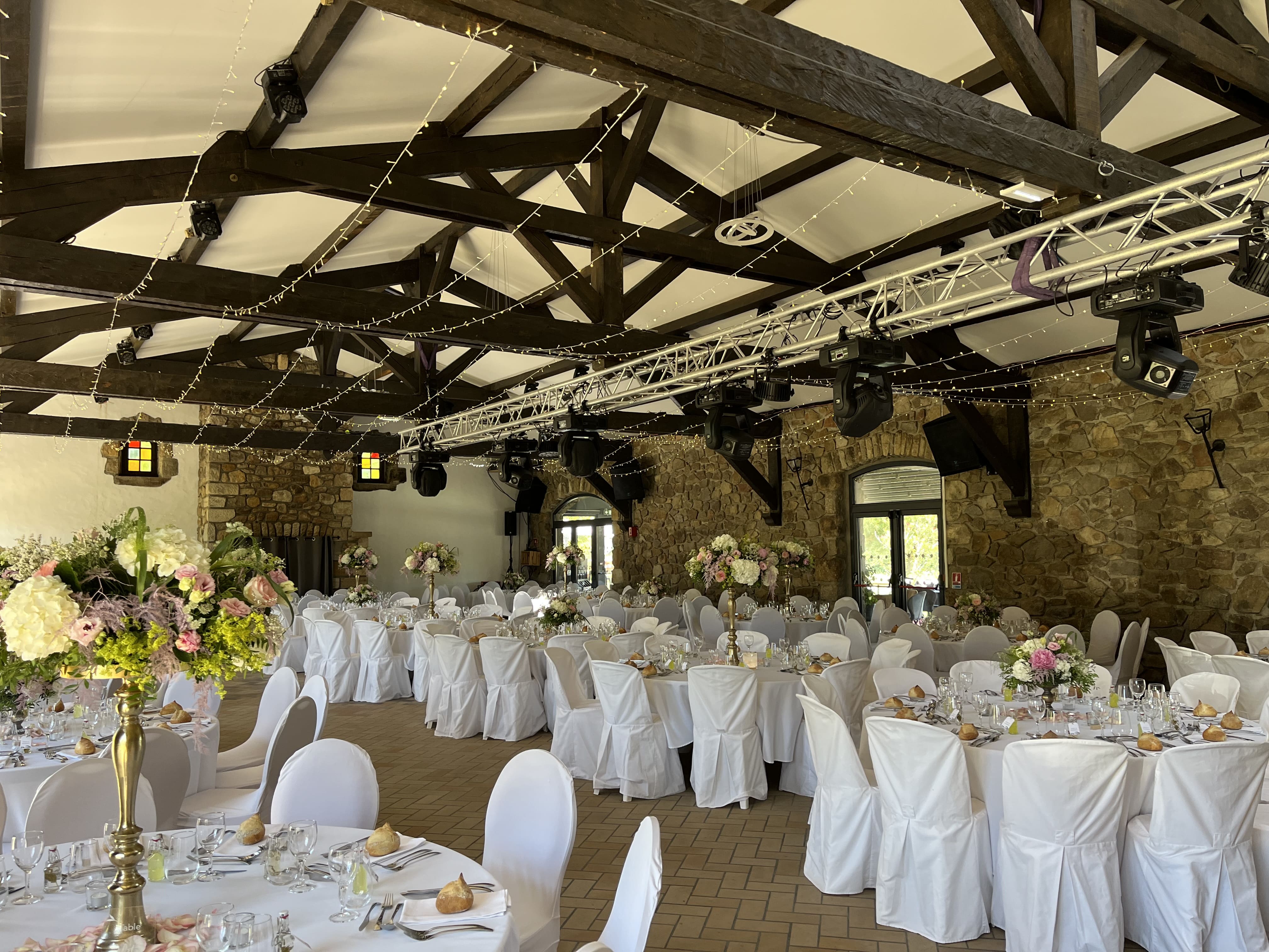 Photo d'une guirlande au plafond au Domaine de la Tour de Rochefort